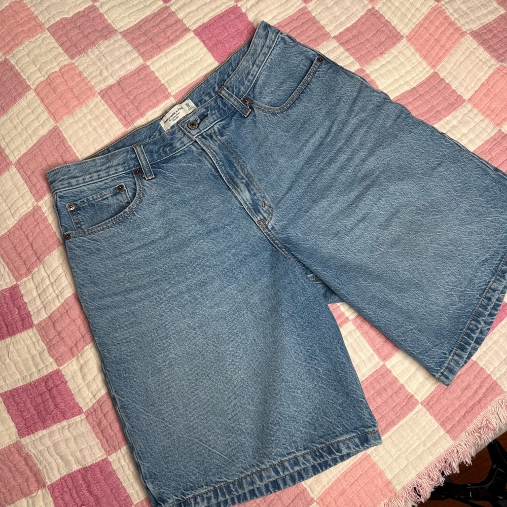 Abercrombie Mid Rise 10" Loose Short